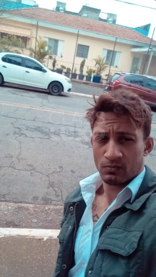 Acompanhante masculino diferenciado de dia empresário a noit