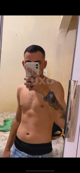 Branquinho tatuado de 20 anos pronto pra te fazer feliz
