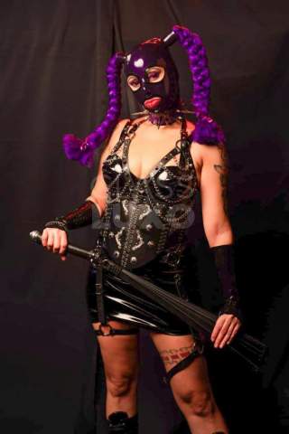 Dominatrix com masmorra equipada