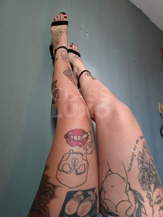 Gostosa tatuada rainha do oral