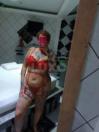 Gostosa tatuada rainha do oral