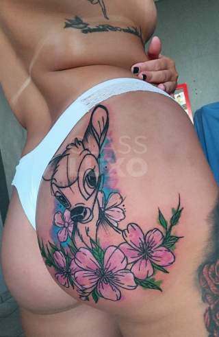 Gostosa tatuada rainha do oral