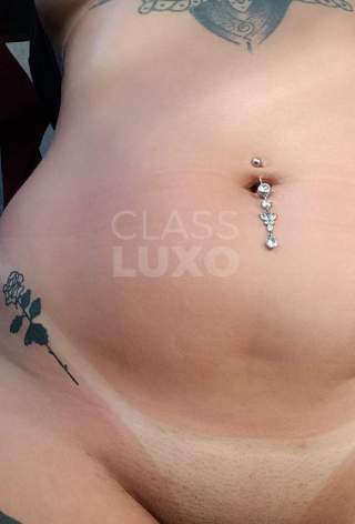 Gostosa tatuada rainha do oral