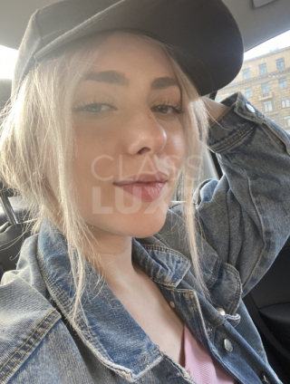 Já imaginou ver uma loira novinha se exibindo no banheiro