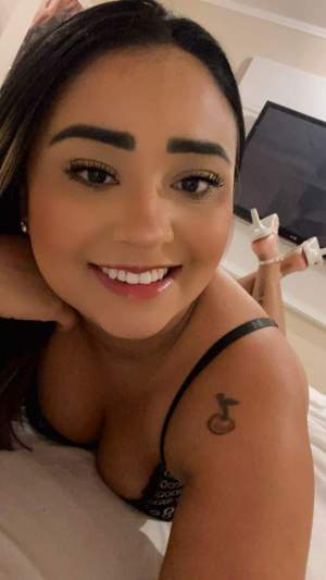 Massagista loira fogosa.