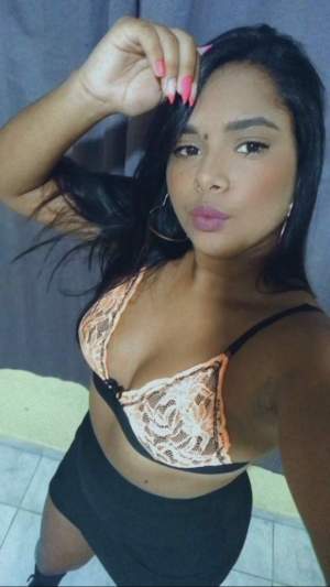 Morena linda sensual e atraente