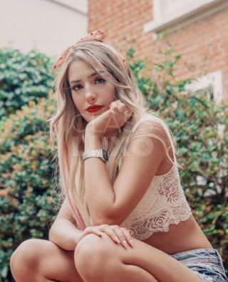 Novinha loira toda natural!