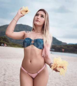 Novinha loira toda natural!