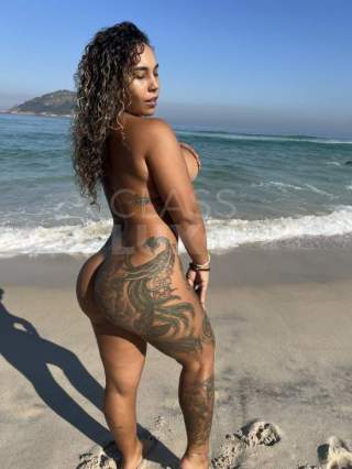 Preta tatuada pronta pra te fazer goza