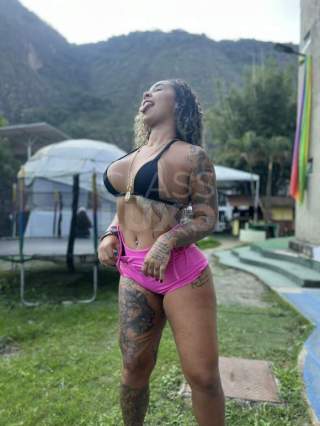 Preta tatuada pronta pra te fazer goza