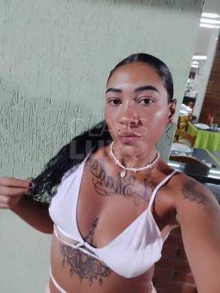 Tatuada bissexual, cuidado pra não gamar no oral