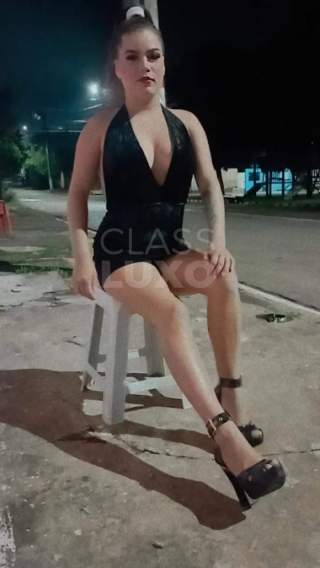 Uma acompanhante carinhosa é muito atenciosa