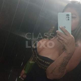 Uma morena tatuada estilo mulherão 24 horas disponível